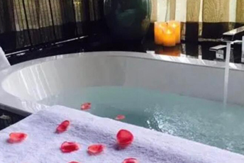 成都金牛水疗池中的失重冥想：当身体学会漂浮